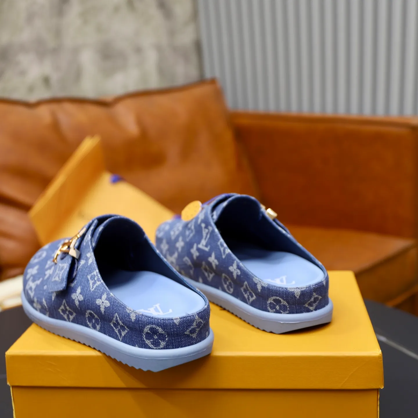 Ex-factory price: 520💰🙅‍♂️🙅‍♂️🙅‍♂️Birkenstock Brand: LV Louis Vuitton Standard code: 38-45 (cowhide lining) Grade: Same as the official website Material: Original presbyopic fabric design Original rubber wear-resistant molded outsole Style category: Men's fashion sandals Distinguished luxury brand elements Top luxury Color: Actual picture color